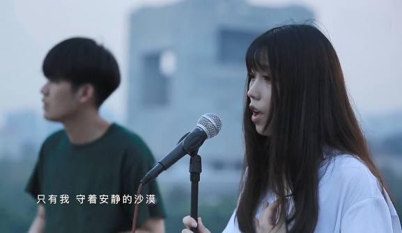 抖音只有我看著別人的快樂是什么歌？誰唱的